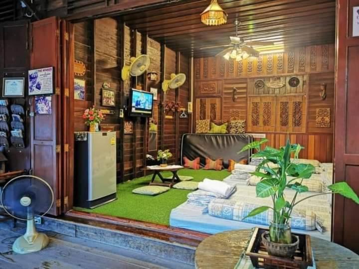 Ban Mae Arom Lägenhet Amphawa Exteriör bild